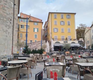 Hyeres City Centre Apartment | Les Chatelaines