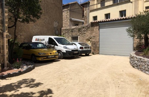 Pezenas Apartment | Les fenêtres sur cour