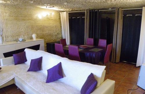 Nazelles-Negron House | Les Hauts de Nazelles