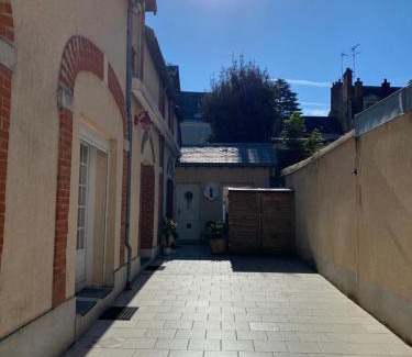 Flore Apartment | LES JARDINS DE MA-MANS Maison cosy centre Le Mans PARKING privé gratuit