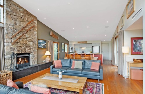 Lake Crackenback Ski Chalet | Les Perrieres Chalet - Spacious 2BR Chalet l Gym l Indoor Pool l Tennis l WiFi l BBQ
