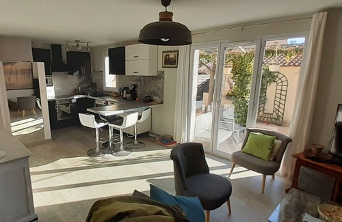 Eyguieres House | Les pieds dans la piscine la tête dans la tour" rental