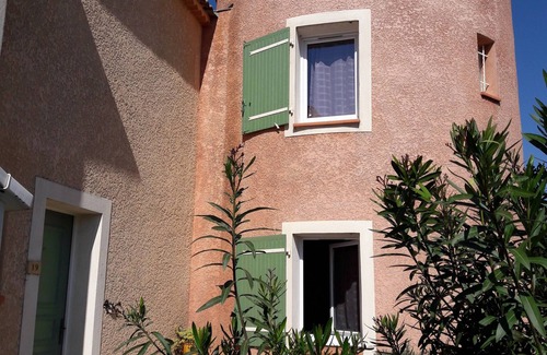 Eyguieres House | Les pieds dans la piscine la tête dans la tour" rental
