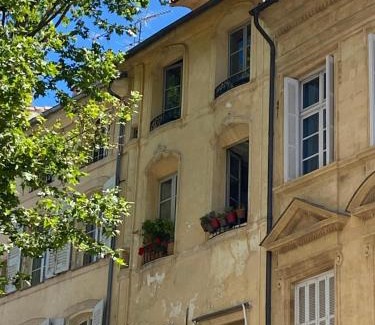 Aix-en-Provence Historic Centre Apartment | Les Precheurs Hideaway, Chic Retreat in Aix Historic Heart