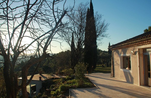 Mormoiron Apartment | Les Roucas: studio type, guaranteed Provençal charm, garden and pool view