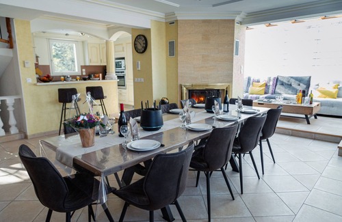 Ver-sur-Mer House | Les Sycomores large 8-person gîte with spa, 5-minute walk from the sea