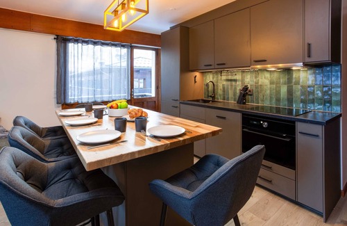 Chamonix City Centre Apartment | Les Trois Balcons Apartment - an apartment that sleeps 6 guests in 2 bedrooms