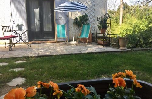 Aubignan Apartment | Les volets lavande