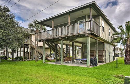 Pirates Beach House | Less Than 1 Mi to Beach Salty Dog House in Galveston!
