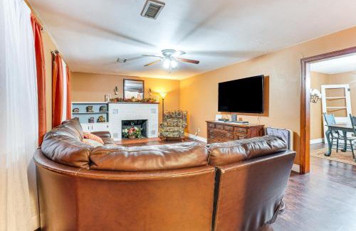 Berryville House | Less Than 1 Mi to Main St Berryville Spacious Family Home
