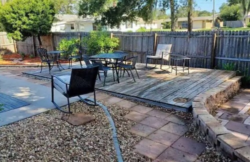 Venice Gardens House | Less than 15 min to BEACHES! King bed. Perfect for couples or families.