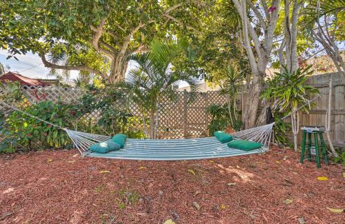College Park Apartment | Less Than 3 Mi to Golf and Swim Cozy Oasis in Lake Worth!