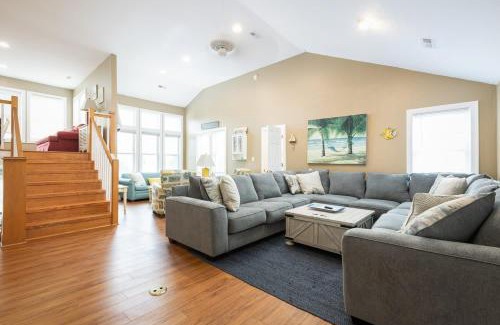 Whalehead Beach House | Less than 5min Walk to Beach with Pool Fire Pit