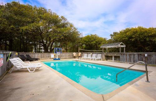 Whalehead Beach House | Less than 5min Walk to Beach with Pool Fire Pit
