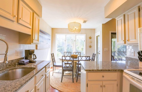Kiawah Island Villa | Let's Do Sunset! Fabulous Screened Porch, Lagoon Views, Adjustable Beds and Dog Friendly!