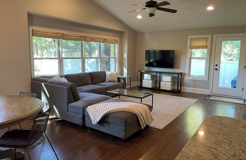 Edina House | Let Them Eat Cake! n4 bedroom, family and pet friendly house in Edina!