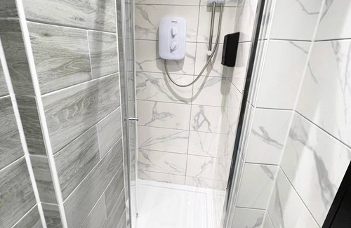 Rayners Lane Apartment | Letzi private en-suite, North Harrow.