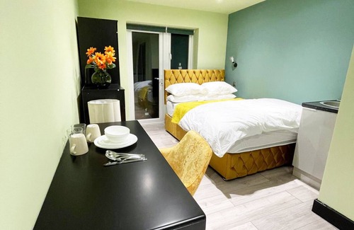 Rayners Lane Apartment | Letzi private en-suite, North Harrow.