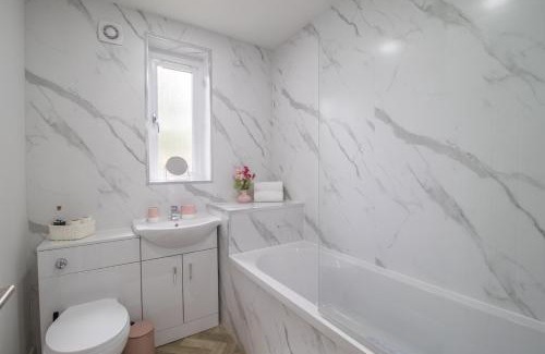 Coatbridge Apartment | Leven Loft - 2 Bed Flat in Coatbridge
