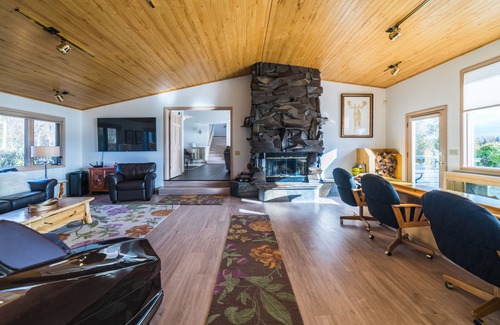 Wasilla House | Lexi's Lakehouse , Luxury, Comfort, Secluded, Beautifully Landscaped, Private