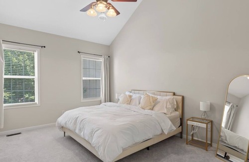 Lexington House | Lexi's Place - Near Lake Murray/Pool Table/4K TVs/Screened-in Porch/King