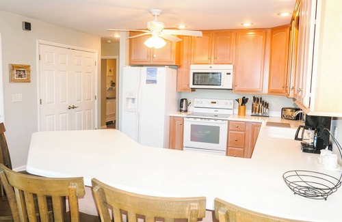 Broadkill Beach House | LEYA`S SECRET TREASURE - 3 BD, 2.5 BA - Sleeps 10 - Steps from the beach!