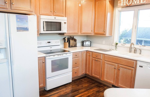 Broadkill Beach House | LEYA`S SECRET TREASURE - 3 BD, 2.5 BA - Sleeps 10 - Steps from the beach!