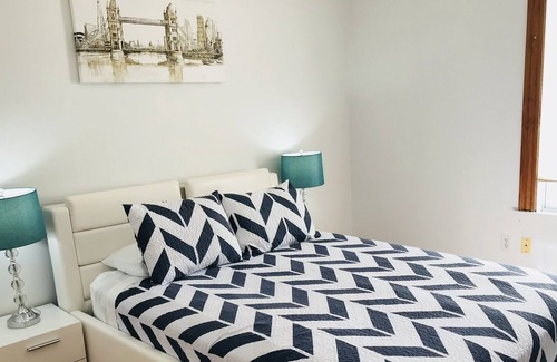 Dorchester Apartment | Lg Suite for up to 6 ppl/3 floor