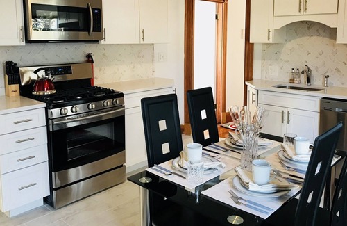 Dorchester Apartment | Lg Suite for up to 6 ppl/3 floor
