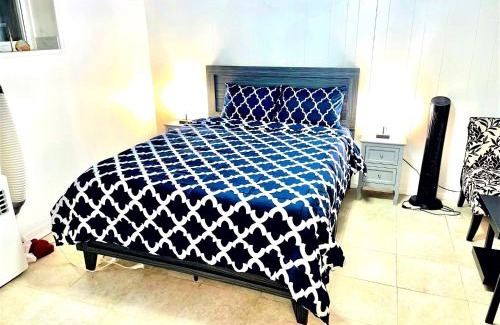 Queens Apartment | LGA Airport near, Studio walk in bsmt Apt in a Private House!