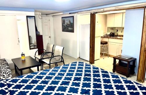 Queens Apartment | LGA Airport near, Studio walk in bsmt Apt in a Private House!