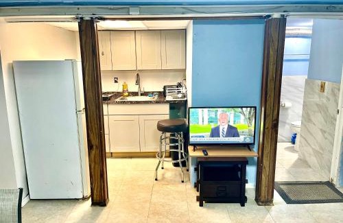 Queens Apartment | LGA Airport near, Studio walk in bsmt Apt in a Private House!