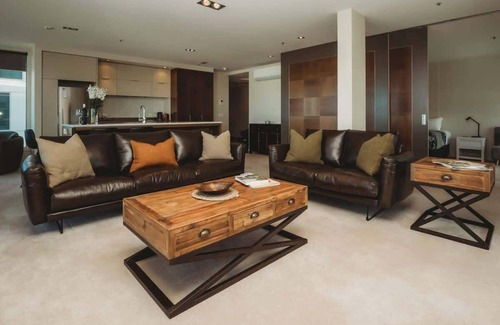 New Plymouth CBD Apartment | Liardett Penthouse - Inner city accommodation