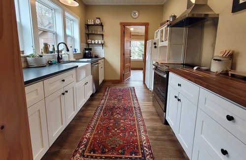 Winthrop House | Libby's Landing-Riverfront, Dog Friendly in Downtown Winthrop!