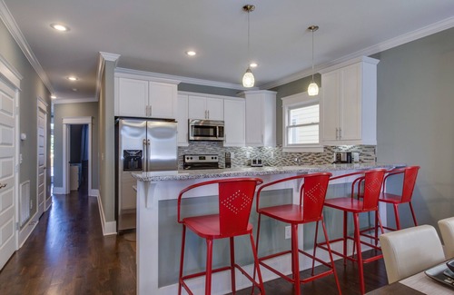 Cleveland Park House | Licensed, 5 Min To Downtown 4BR, 3.5BA with 2 Master Suites