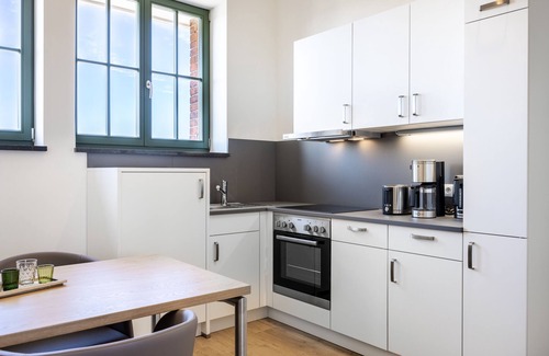 Wismar Apartment | Lichtdurchflutetes Hafenapartment mit Panoramaausblick, Dachterrasse und Balkon