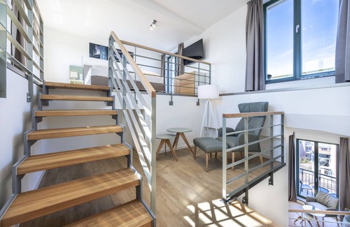 Wismar Apartment | Lichtdurchflutetes Hafenapartment mit Panoramaausblick, Dachterrasse und Balkon