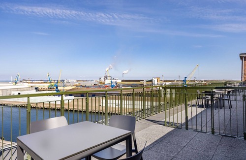 Wismar Apartment | Lichtdurchflutetes Hafenapartment mit Panoramaausblick, Dachterrasse und Balkon