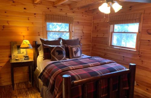 Cashes Valley House | Lickskillet Lodge on Fightingtown Creek; HOT TUB