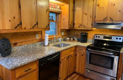 Cashes Valley House | Lickskillet Lodge on Fightingtown Creek; HOT TUB