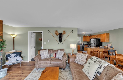 North Creek House | Lies 18n - Cozy & Scenic Mountain Retreat 3 Bedroom Townhouse by The Summit at Gore Mountain