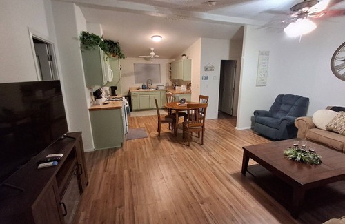 Mohave Valley House | Life a beach at the river 3-bedroom house in Mohave ValleynBy the river have fun