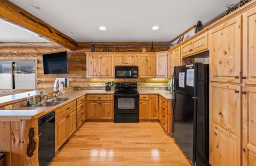 West Yellowstone Cabin | Life is better at the lake! Hot Tub! with Lake Views King's Cabin