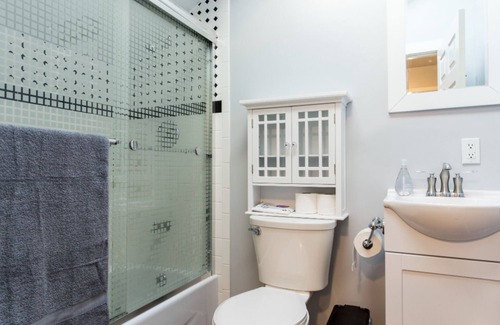 Greater Wilshire - Hancock Park Apartment | Light, Airy, Upstairs Large Single in Prime Los Angeles Location!