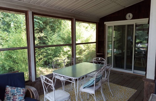 Southampton Apartment | Light, Airy, Wood-floors, 1 mile from Southampton Village, Pet Friendly, sleep 6