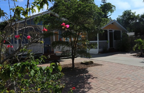 Downtown Apartment | Light and Airy and Private, Great Location, Historic Neighborhood.