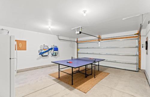 Red Hill House | Light and Bright 3BR with Backyard on Golf Course