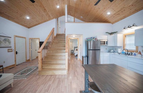 Smithville House | Light and Bright Cabin with open floor plan and loft minutes from Pates Ford Marina