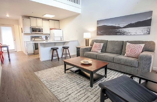 Hood River Condo | Light & Bright - 2 Bedrooms, 2 Bathrooms - Blocks from Downtown with River Views