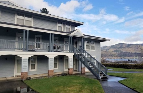 Hood River Condo | Light & Bright - 2 Bedrooms, 2 Bathrooms - Blocks from Downtown with River Views